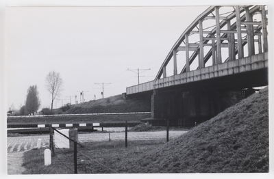 606376 Gezicht op de spoorbrug over het Amsterdam-Rijnkanaal bij Schalkwijk (gemeente Houten).
